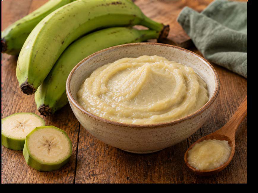 Biomassa de banana verde em tigela com bananas verdes ao lado
